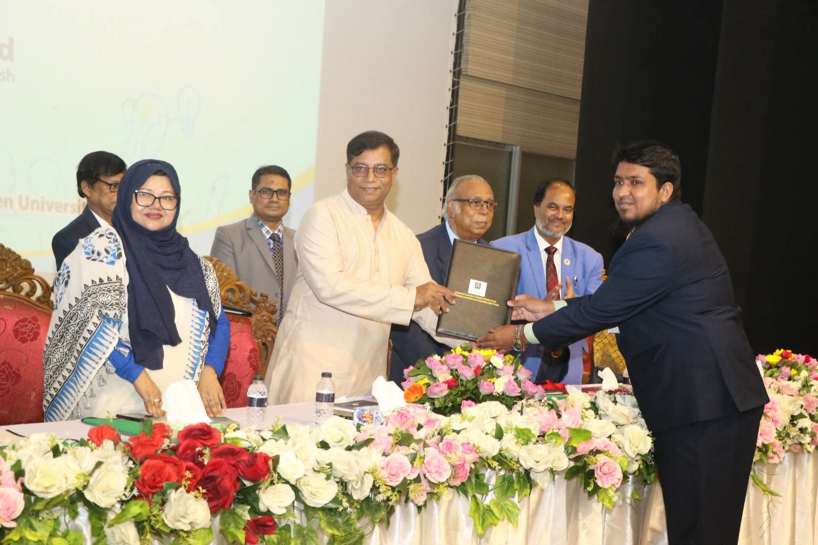 ইউজিসি চেয়ারম্যান অ্যাওয়ার্ড অর্জন করলেন পবিপ্রবির শিক্ষক ডাঃ আমির হামজা মাসুম