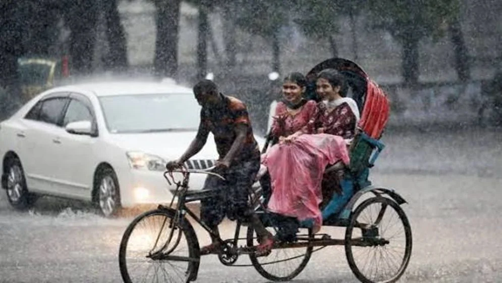 দেশের বিভিন্ন অঞ্চলে বৃষ্টি, কোথাও কোথাও ভারি বর্ষণের আভাস