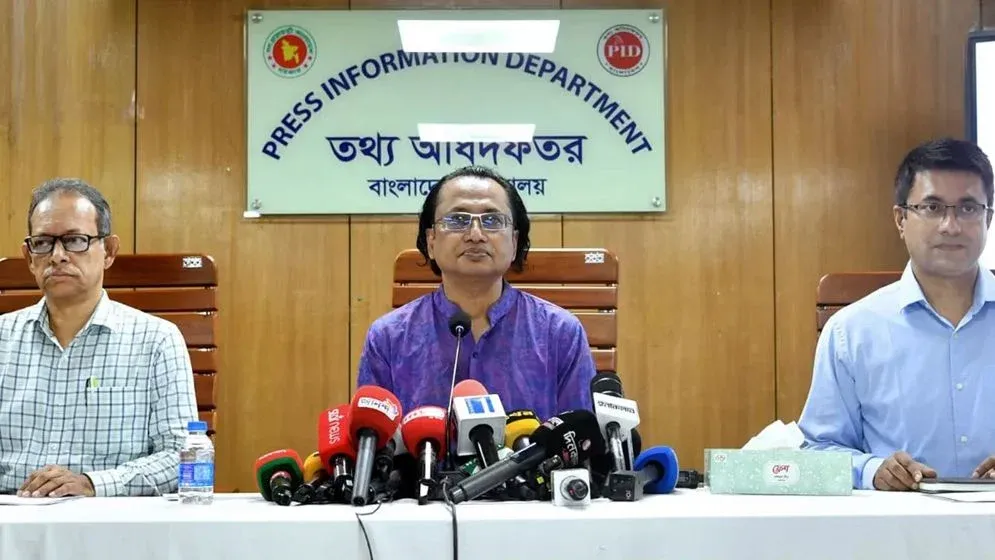 শেখ হাসিনাকে দেশে ফেরাতে চায় সরকার, মৃত্যুদণ্ডের কথা বললেন তথ্য উপদেষ্টা